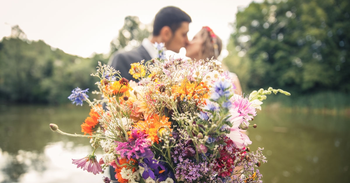 Photo of flower bouquet from the wedding of Martina and Michele and they appear blurry in the back